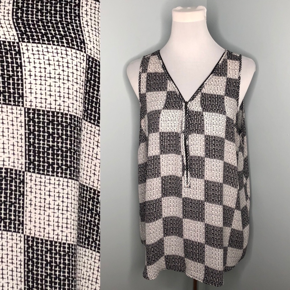 Smart Set Black & White Zippered Blouse